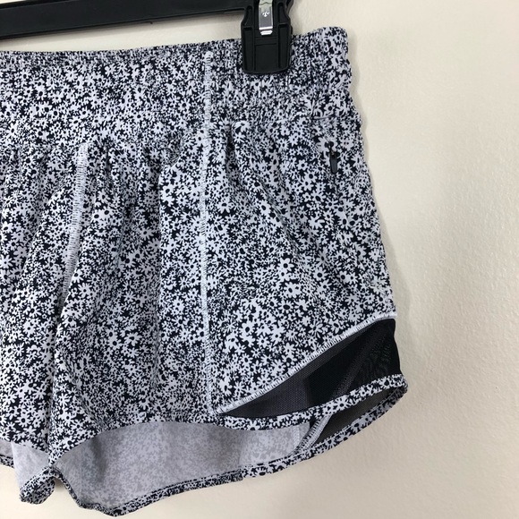 Lululemon Hotty Hot Short II *2.5" Ditsy Daisy White Black size 6 - Picture 6 of 12